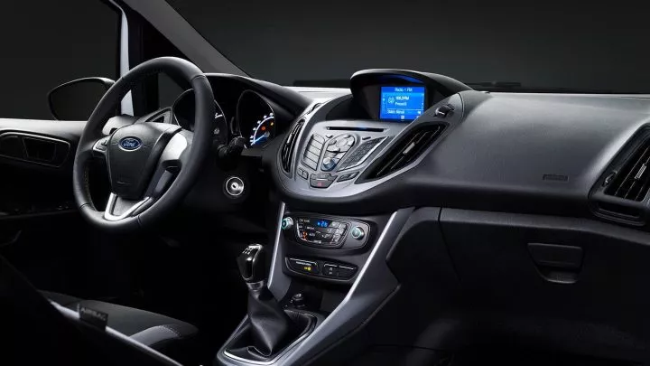 Vista del volante y la consola central del Ford B-MAX, iluminación azul.