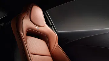 Vista cercana del acabado en cuero marrón de un asiento Corvette.