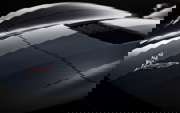 Vista cercana del capó de un Corvette, enfocando la insignia.
