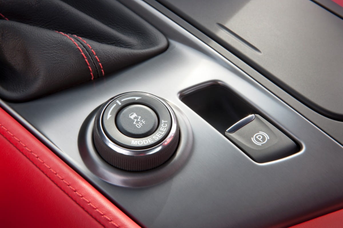 Vista cercana del selector de modo de conducción en Corvette.
