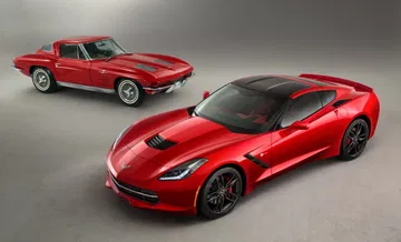 Comparativa histórica entre Corvette clásico y moderno.