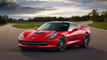 Vista dinámica de un Corvette rojo en circuito, demostrando su potencial.