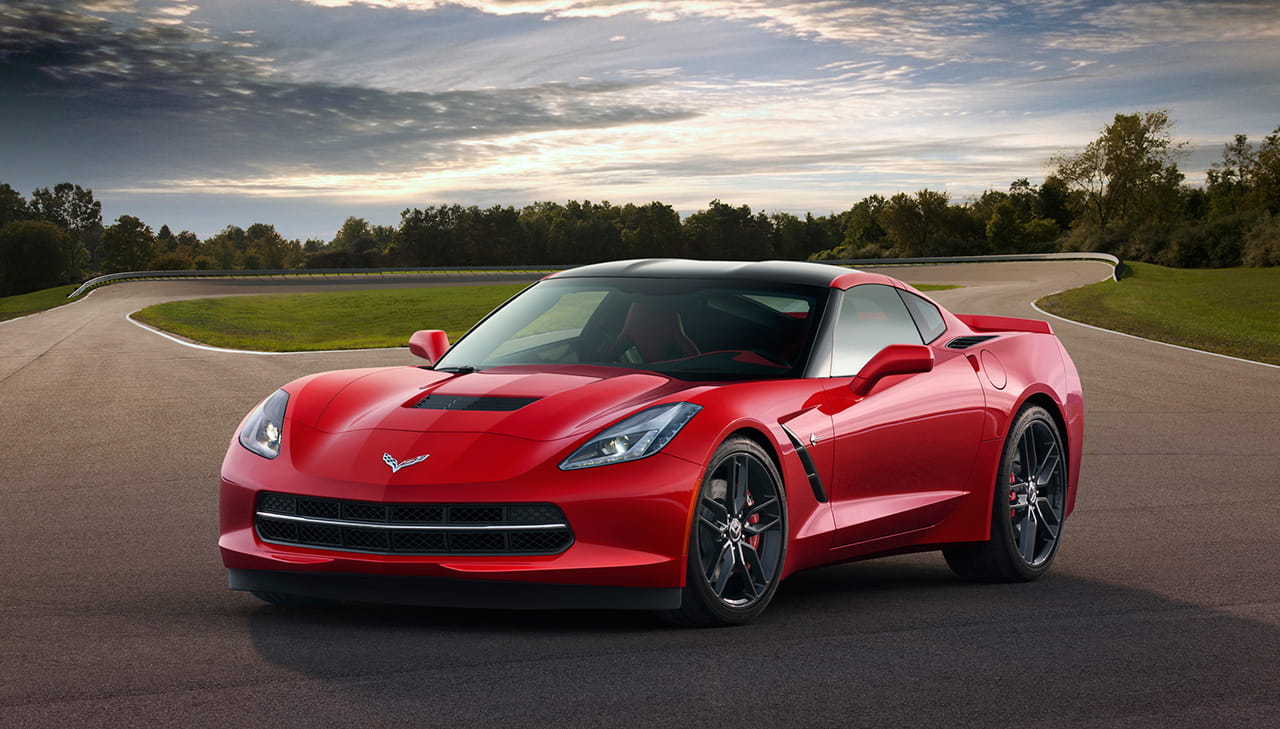 Vista dinámica de un Corvette rojo en circuito, demostrando su potencial.