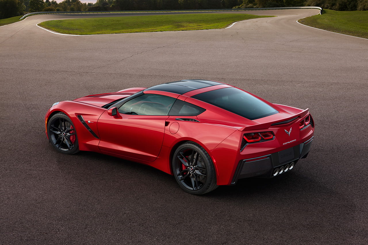 Vista lateral y trasera del Corvette, resaltando su diseño aerodinámico y deportivo.