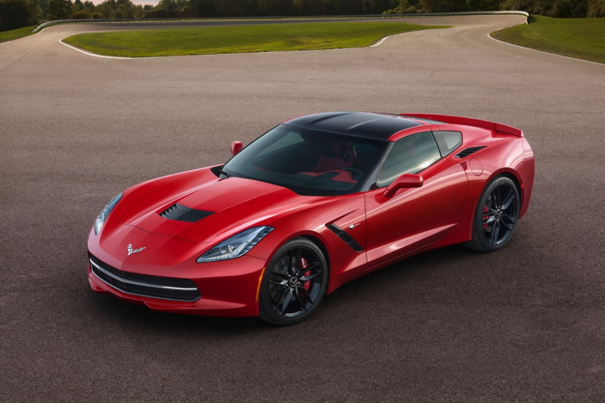 Vista frontal y lateral de un Corvette rojo, destacando su diseño aerodinámico.