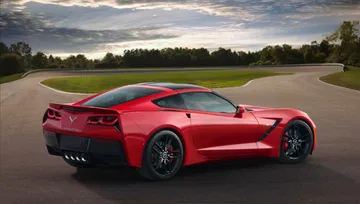 Vista trasera lateral de un Corvette en color rojo, mostrando un diseño dinámico.