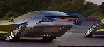 Vista dinámica de un Corvette destacando su diseño aerodinámico trasero.