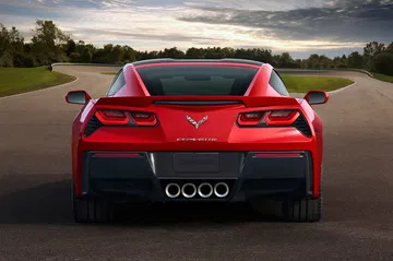 Vista posterior del Corvette resaltando su diseño agresivo y sus cuatro salidas de escape.