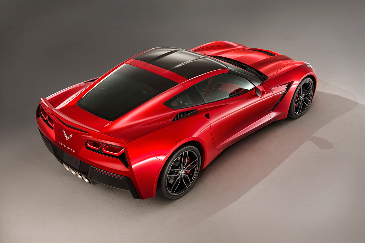 Vista aérea del Corvette resaltando su diseño trasero y líneas laterales dinámicas.