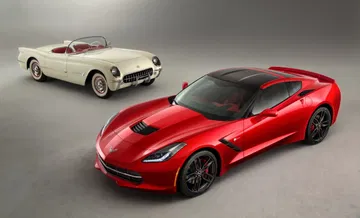 Contraste entre un Corvette clásico y uno moderno, evolución del diseño.