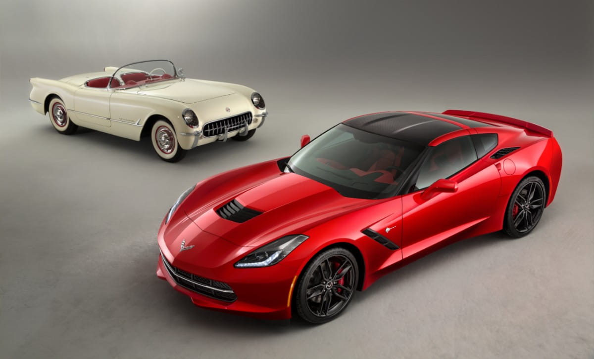 Contraste entre un Corvette clásico y uno moderno, evolución del diseño.