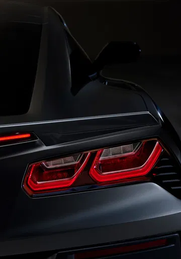 Vista cercana de las luces traseras del Corvette, destacando su diseño distintivo.