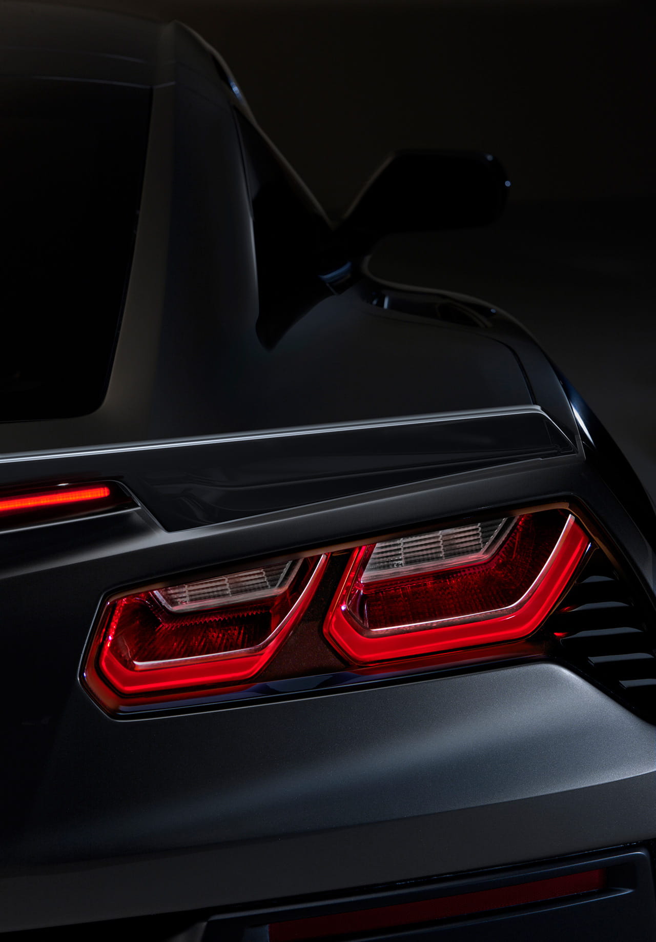 Vista cercana de las luces traseras del Corvette, destacando su diseño distintivo.
