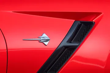 Vista cercana de la toma de aire lateral del Corvette, resaltando su icónico emblema.