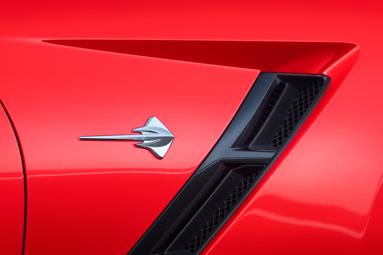 Vista cercana de la toma de aire lateral del Corvette, resaltando su icónico emblema.