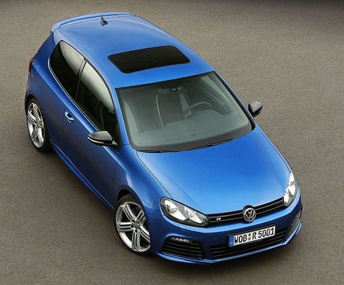 El próximo Volkswagen Golf R espera ya impaciente y congelado su inminente presentación