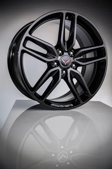 Llanta de aleación de Corvette con diseño multirradio en acabado negro brillante.