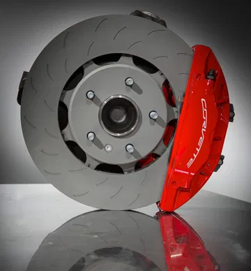 Pinza de freno en rojo con disco ventilado, ícono de desempeño Corvette.