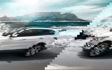 Vista lateral del Hyundai Grand Santa Fe destacando su línea dinámica.