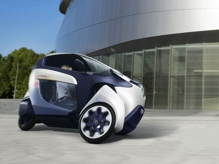 Toyota i-ROAD: la verdadera alternativa a scooters que no gira, se inclina