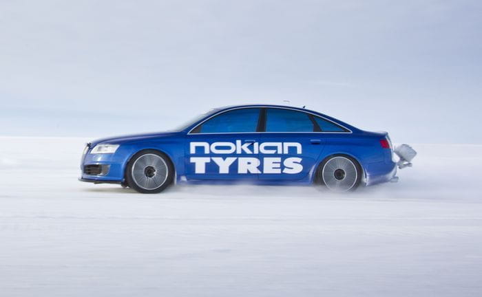 335,713 km/h: Nokian Tyres bate el récord mundial de velocidad sobre hielo con un Audi RS6