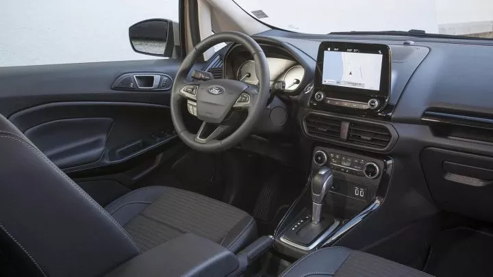 Visual del interior del Ford EcoSport destacando asientos y acabados.