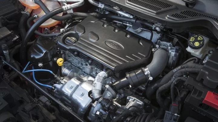 Vista del motor Ford EcoSport resaltando su diseño y componentes.