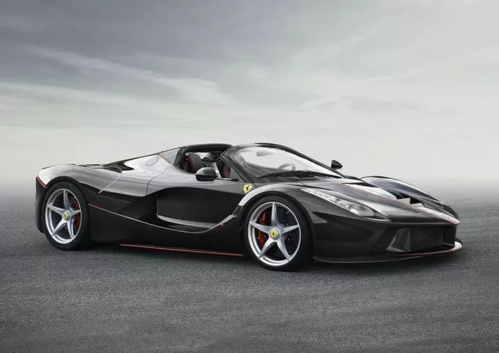 Vista lateral del Ferrari LaFerrari resaltando su aerodinámica.