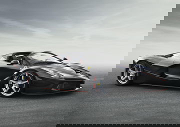 Vista lateral del Ferrari LaFerrari resaltando su aerodinámica.