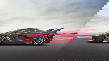 Vista lateral de un Ferrari LaFerrari mostrando su diseño aerodinámico.