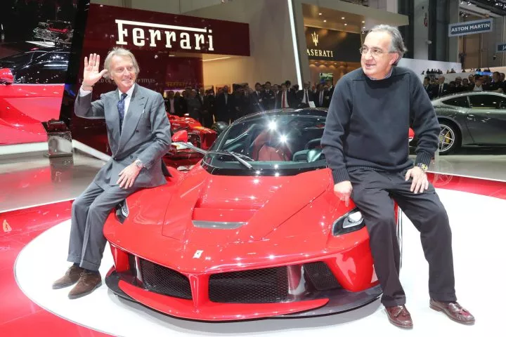 Dos personas posan junto a un Ferrari LaFerrari en un evento automovilístico.