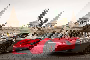 Vista frontal y lateral del Ferrari LaFerrari en un entorno histórico.