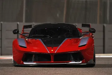 Vista frontal de un Ferrari LaFerrari resaltando sus líneas aerodinámicas.