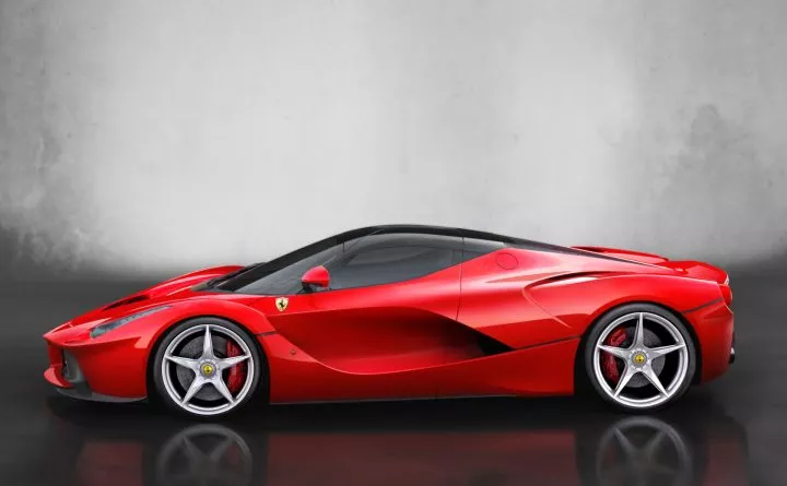 Vista lateral del Ferrari LaFerrari mostrando su diseño aerodinámico.
