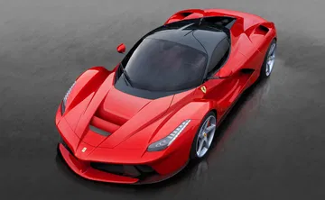 Vista aérea que muestra la línea aerodinámica del techo y frontal del Ferrari LaFerrari.