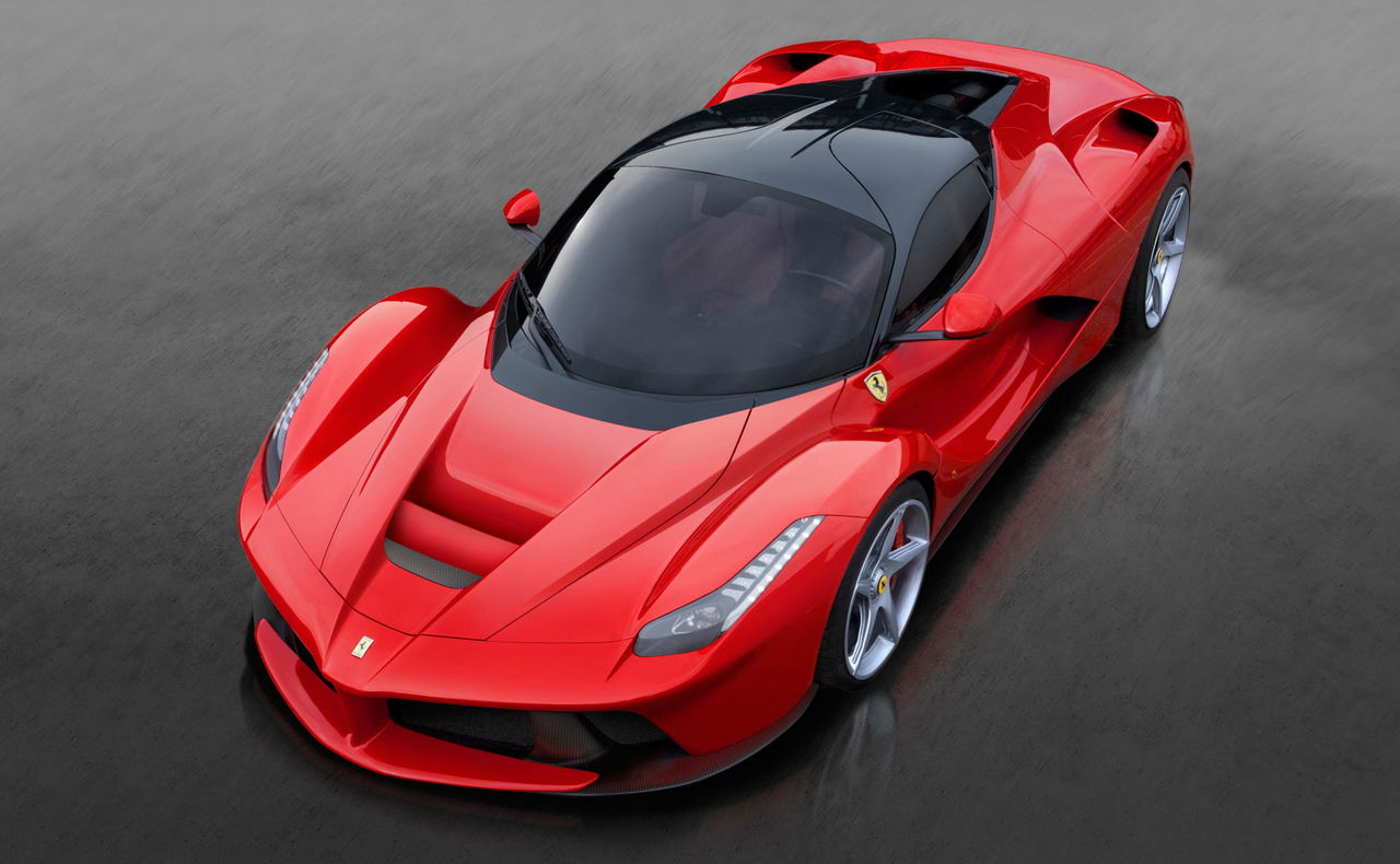 Vista aérea que muestra la línea aerodinámica del techo y frontal del Ferrari LaFerrari.