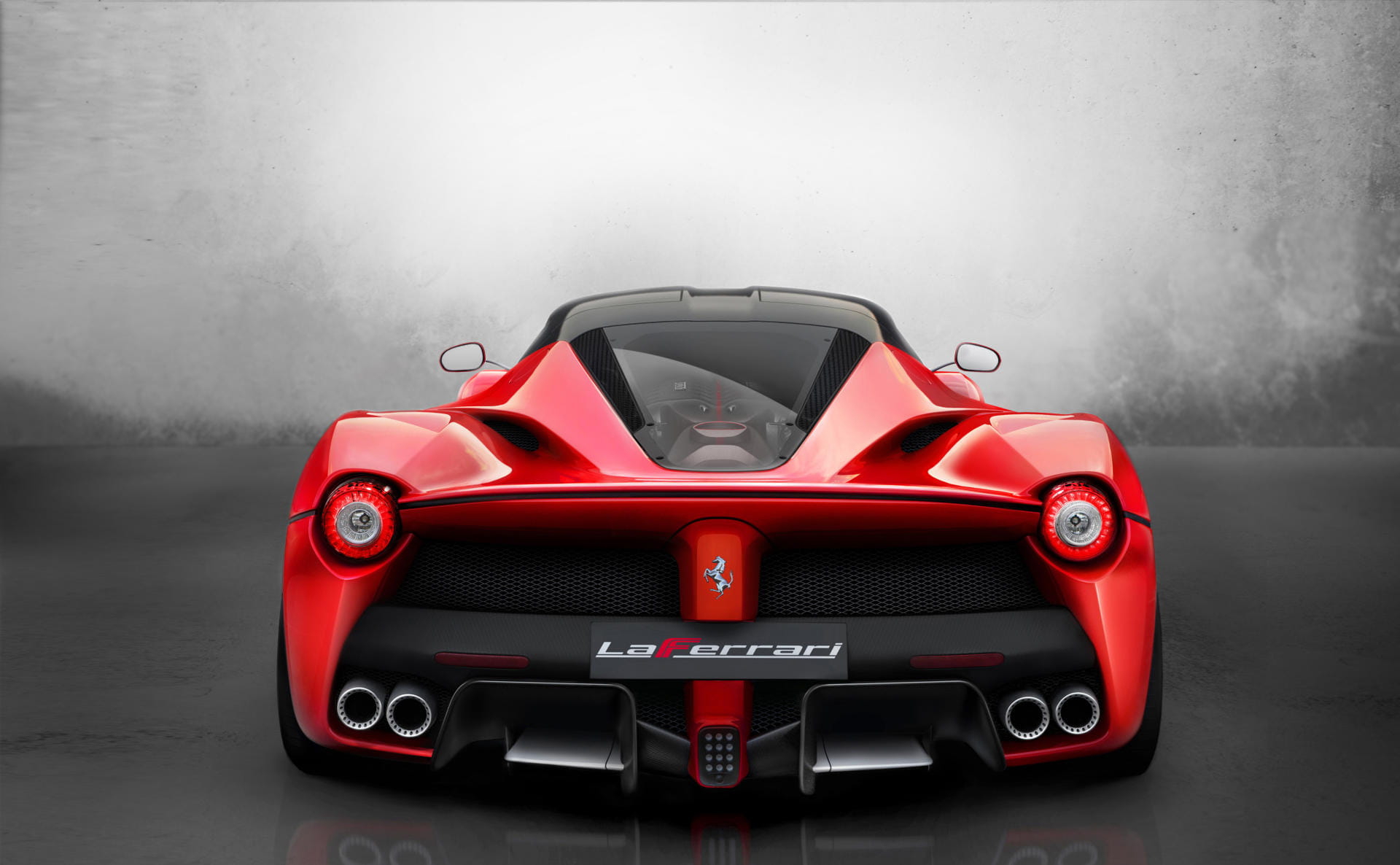 Vista trasera del Ferrari LaFerrari destacando sus líneas aerodinámicas y sistema de escape.