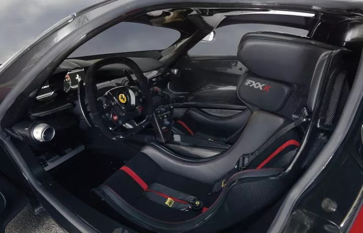 Vista del habitáculo con asientos de cuero negro y costuras rojas del Ferrari LaFerrari.