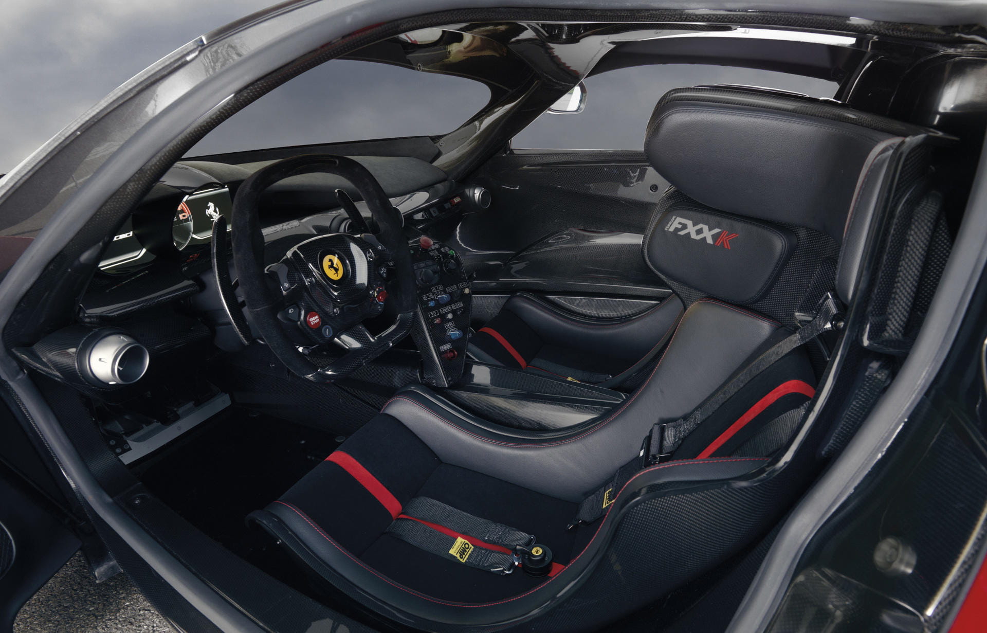Vista del habitáculo con asientos de cuero negro y costuras rojas del Ferrari LaFerrari.