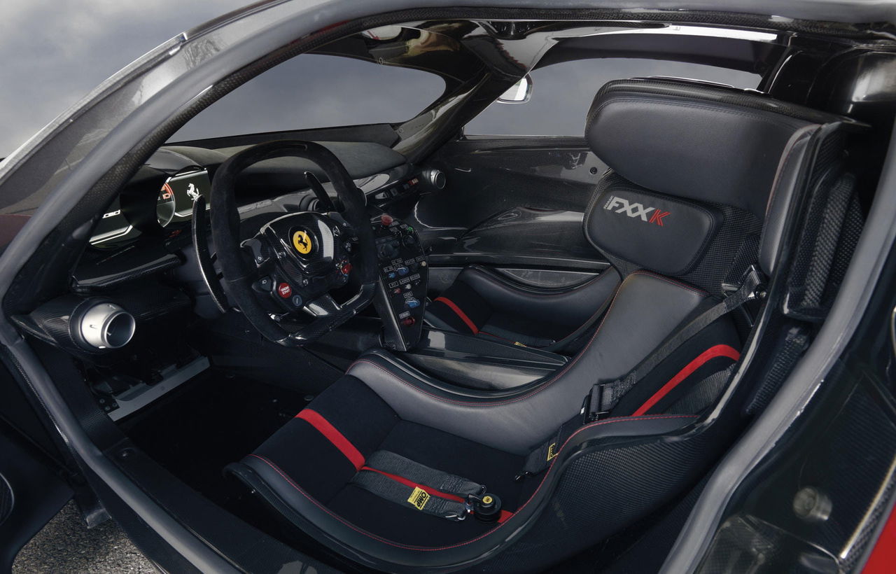 Vista del habitáculo con asientos de cuero negro y costuras rojas del Ferrari LaFerrari.