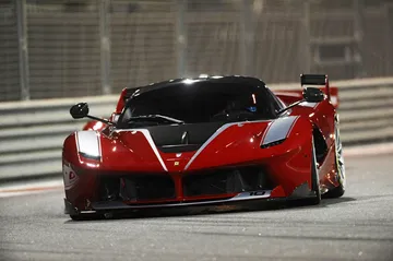 Vista dinámica del LaFerrari en un circuito de noche, destacando su frontal agresivo.