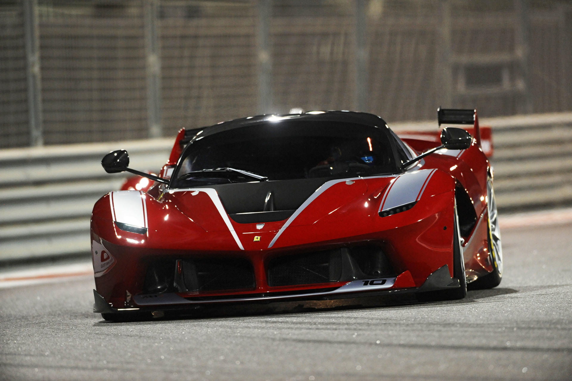 Vista dinámica del LaFerrari en un circuito de noche, destacando su frontal agresivo.