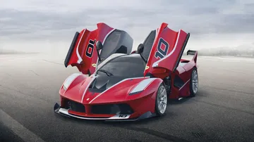 Vista frontal y lateral del LaFerrari con las puertas abiertas.
