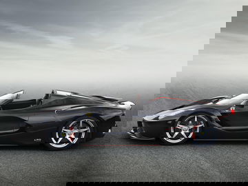 Vista lateral del Ferrari LaFerrari mostrando su diseño aerodinámico.