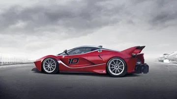 Vista dinámica lateral del Ferrari LaFerrari en movimiento, resaltando su silueta aerodinámica.