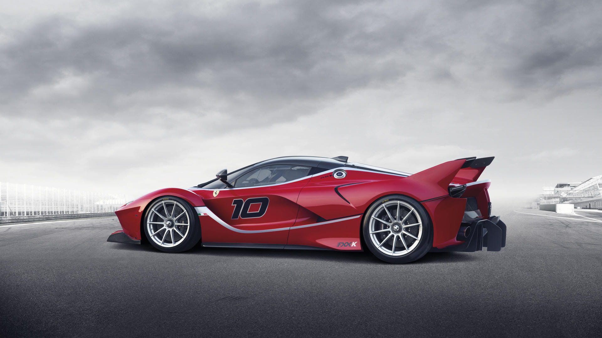 Vista dinámica lateral del Ferrari LaFerrari en movimiento, resaltando su silueta aerodinámica.