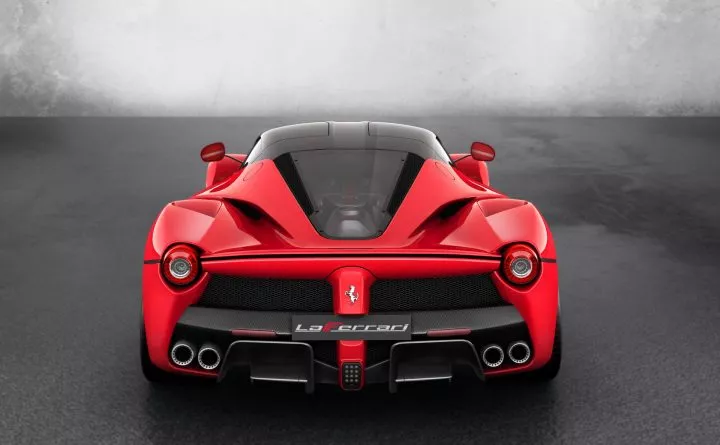 Vista trasera del Ferrari LaFerrari destacando su diseño aerodinámico y las luces LED.