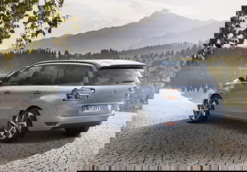 Vista trasera y lateral del Citroën Grand C4 Picasso mostrando su diseño aerodinámico.