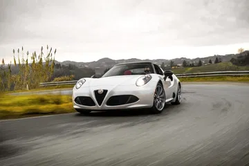 Alfa Romeo 4C en movimiento, vista frontal y lateral, demostrando su dinamismo.