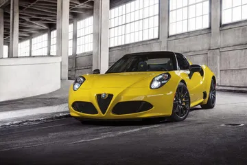 Vista delantera y lateral del Alfa Romeo 4C en color amarillo.